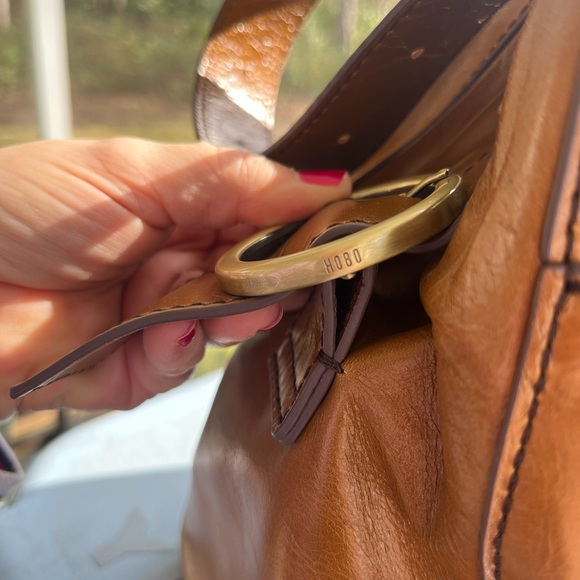 Render Leather Hobo Bag | Classic Shoulder Bag | Cognac Brown - Picture 3 of 6